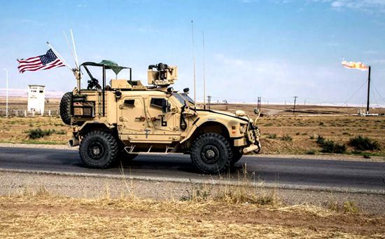 美军车队在叙利亚油田巡逻。