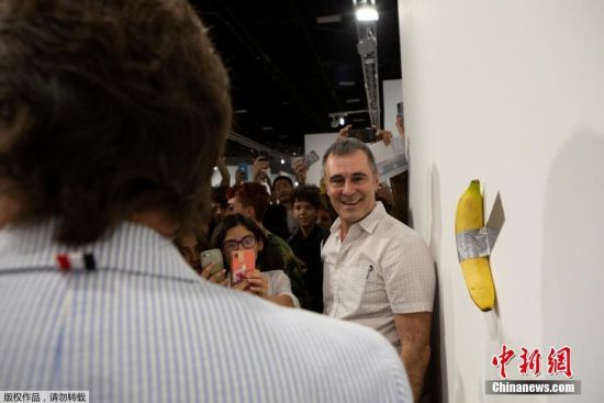 近日，美国迈阿密海滩，意大利艺术家毛里齐奥·卡泰兰的作品《喜剧演员》在巴塞尔艺术展上展出。该作品由两部分组成：一段灰色胶带及一根香蕉。据媒体报道，之前的一根香蕉被人以12万美元的价格买走，更令人惊奇的是，这已经是该艺术展上售出的第2根香蕉，而最新展出的第3根香蕉更是提价到15万美元。