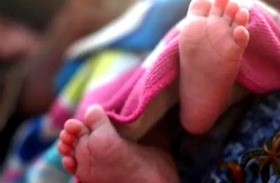 印度北方邦一新生儿出生后被狗咬死。