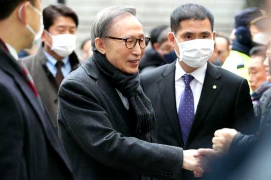韩前总统李明博贪污案二审入刑17年。