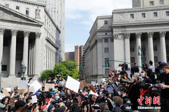当地时间5月29日，纽约上千民众聚集在曼哈顿佛利广场，抗议明尼苏达州明尼阿波利斯市非裔男子乔治·佛洛依德遭警察暴力执法致死。中新社记者