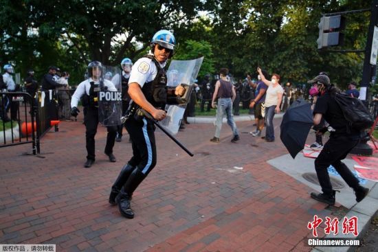 当地时间5月30日，美国华盛顿白宫附近，警察与示威者发生冲突。