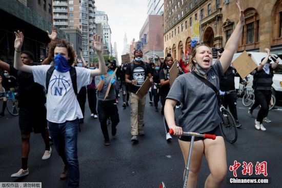 当地时间6月1日，美国纽约市曼哈顿区，民众走上街头举行抗议活动。纽约州州长安德鲁·科莫和纽约市长白思豪当天发布联合声明，称宵禁时间为1日晚11点至次日早晨5点，街头警力将从4000人增至8000人。