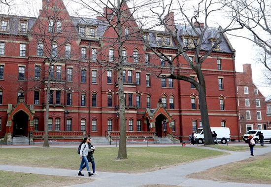 哈佛和麻省理工大学起诉美国政府。
