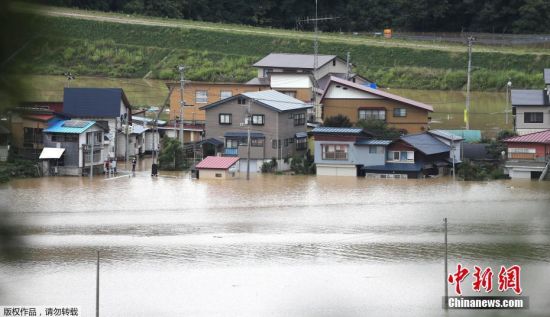 报道称，考虑到再次发生河流决堤和地质灾害的风险，山形县政府已经向当地10个行政区超7.5万人发出了避难指令，目前，已经有超过1000人住进了各地的避难所。图为山形县一条道路被淹。