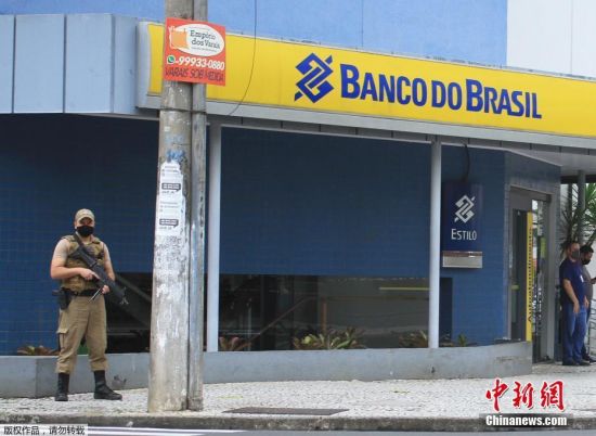 巴西警察在案发地附近站岗。