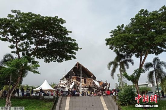 当地时间1月15日凌晨，印尼西苏拉威西省发生6.2级地震，造成大量房屋损毁倒塌。据印尼减灾机构15日在一份声明中表示，地震至少造成3人死亡、24人受伤。图为西苏拉威西省的马木州，人们围在受损的省长办公室前。