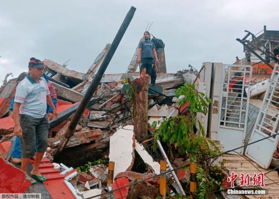 当地时间1月15日凌晨，印尼西苏拉威西省发生6.2级地震，造成大量房屋损毁倒塌。据印尼减灾机构15日在一份声明中表示，地震至少造成3人死亡、24人受伤。