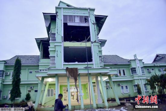 当地时间15日凌晨，印尼苏拉威西岛发生6.2级地震。目前，地震已造成至少42人死亡，数百人受伤，上千人流离失所。地震致震中所在的马杰内县和相距几十公里的西苏拉威西省首府马穆朱，灾情严重。包括省政府办公大楼、医院、酒店等在内的建筑在地震中严重损毁，大量民房倒塌。图为一家地震中受损的医院。