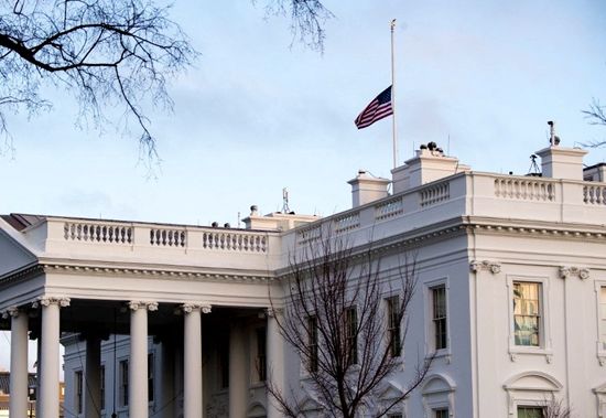 白宫降半旗向新冠遇难者致哀。
