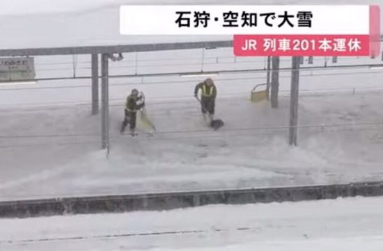 日本北海道破纪录的降雪让JR列车受困。