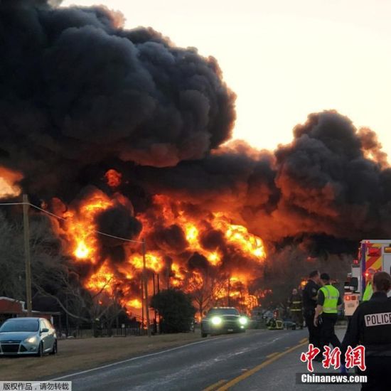 当地时间2月23日，一辆载有石油的火车在美国得克萨斯州郊外与一拖挂大型货车发生碰撞，并引发剧烈爆炸。