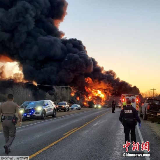据当地警方透露，事故发生在当日6时45分左右，位于得州米拉姆姆县的卡梅隆市内。这辆载有石油的火车当时与一辆18轮大型拖挂货车发生碰撞，随后车上化学物品引发巨大爆炸。