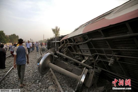 当地时间4月18日，一列客运列车从埃及首都开罗开往北部城市曼苏拉，途中在图赫市突然有4节车厢脱轨。事发后，埃及总统塞西责成4个部门组成联合调查委员会。埃及检察部门表示，已对列车司机、司机助手以及8名官员展开调查。埃及卫生部当晚表示，该国当天发生的客运列车脱轨事故已造成至少11人死亡、98人受伤。
