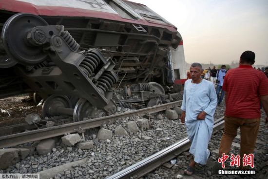当地时间4月18日，一列客运列车从埃及首都开罗开往北部城市曼苏拉，途中在图赫市突然有4节车厢脱轨。事发后，埃及总统塞西责成4个部门组成联合调查委员会。埃及检察部门表示，已对列车司机、司机助手以及8名官员展开调查。
