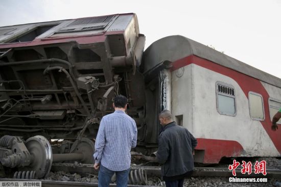 当地时间4月18日，一列客运列车从埃及首都开罗开往北部城市曼苏拉，途中在图赫市突然有4节车厢脱轨。事发后，埃及总统塞西责成4个部门组成联合调查委员会。埃及检察部门表示，已对列车司机、司机助手以及8名官员展开调查。