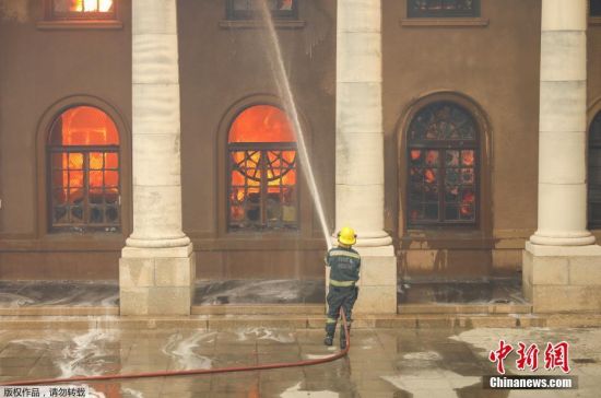 火势蔓延至开普敦大学，图为开普敦大学图书馆着火。