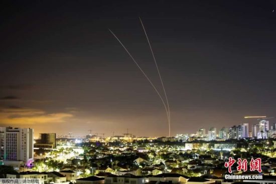 当地时间5月14日，巴以冲突持续升温，以色列国防军对加沙地带发动了包括空袭和炮击在内的猛烈进攻。与此同时，巴勒斯坦伊斯兰抵抗运动(哈马斯)也不甘示弱，持续向以色列境内发射火箭弹，累计发射数量已超过2000枚。图为以色列“铁穹”防空系统拦截从加沙地带向以色列阿什凯隆发射的火箭弹。