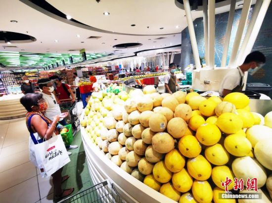 当地时间5月16日，菲律宾首都马尼拉CBD马卡蒂LANDMARK大型生活超市，食品供应充足，市民戴着口罩和面罩在采购。从5月15日至31日，首都大马尼拉地区及邻近4省布拉干、甲米地、拉古那、黎刹(NCR