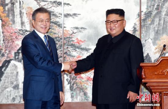 资料图：朝鲜劳动党总书记金正恩与韩国总统文在寅握手。中新社发
