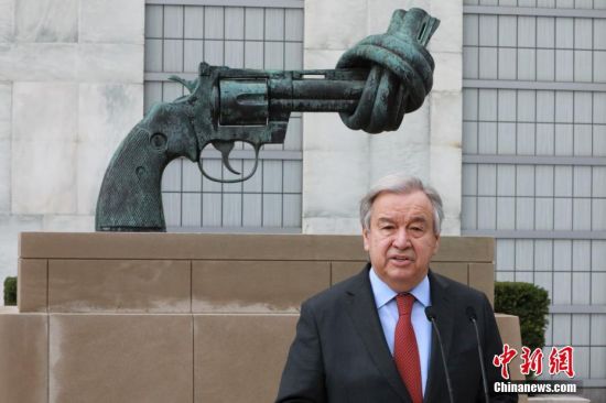 当地时间4月19日，联合国秘书长古特雷斯在纽约联合国总部《打结的手枪》雕塑前召开记者会，呼吁俄罗斯和乌克兰实施为期4天的东正教复活节人道主义暂时停火，以便开放一系列人道主义走廊。