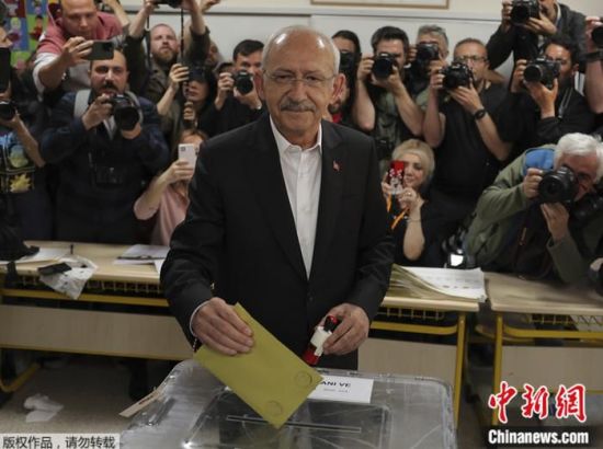 当地时间5月14日，土耳其总统埃尔多安在土耳其伊斯坦布尔一个投票站投票。