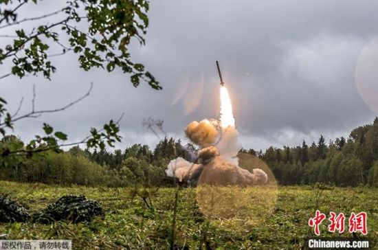 　　资料图：俄军在一次军事演习中发射“伊斯坎德尔-K”导弹。
