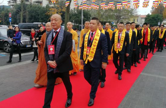 意大利华侨华人佛教总会会长黄树林和僧侣、信众共同步入普华寺开光庆典法会会场。