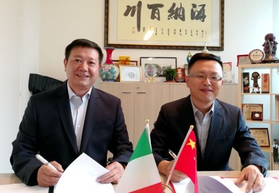 欧洲联合通讯社股份有限公司董事长（左）和浙江金廷控股有限公司董事长张李荣在并购协议上签字。