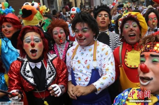 资料图：秘鲁利马举办“小丑日”活动。