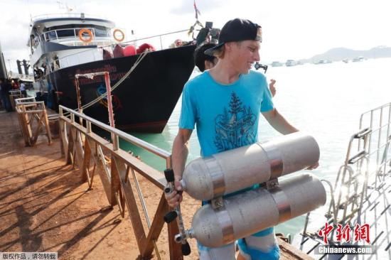 资料图：泰国吉岛海域附近，潜水员检查船上的氧气罐。