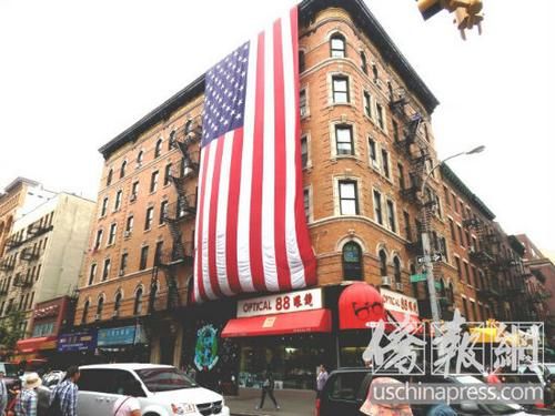 勿街116号大楼悬挂的巨幅美国国旗。（美国《侨报》/尹英姿