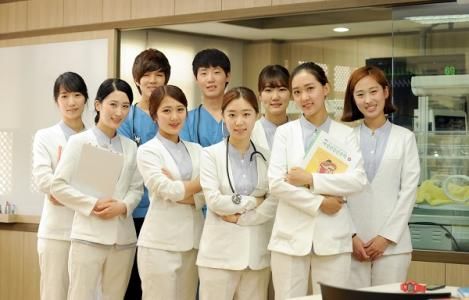在日本学习“护理”的中国留学生。