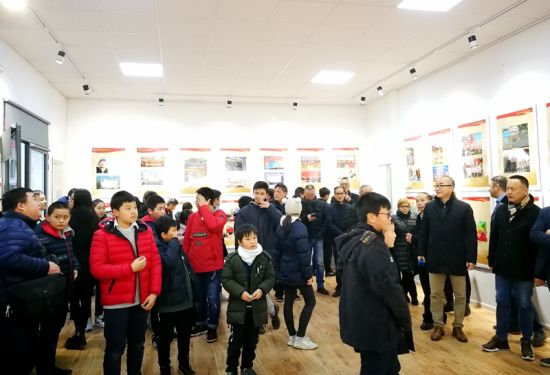 米兰中文学校学生参观图片展。