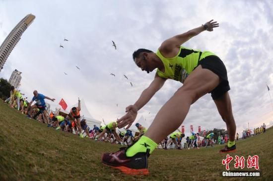 　　资料图片：华人参加2018澳大利亚黄金海岸马拉松。图为赛前热身。中新社记者