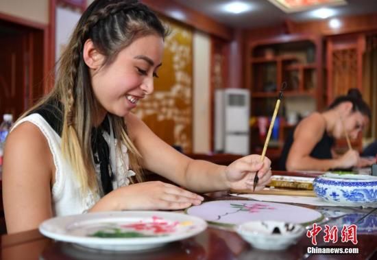 　　资料图片：澳大利亚大学生体验中国传统工艺团扇绘画。中新社记者