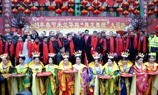 米兰华侨华人春节彩妆舞龙舞狮大巡游活动启动仪式主席台。