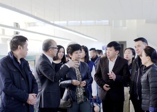 中国驻米兰总领馆副总领事汪惠娟、张洪参观华人企业。