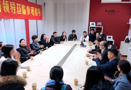 中国驻米兰总领馆副总领事汪惠娟、张洪与华商举行座谈。