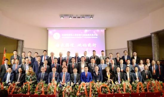 中国驻米兰总领馆宋雪峰总领事、当地政要和布雷西亚华人商会第七届会长团合影。