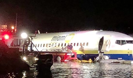 一架载有136人的波音737客机3日在美国佛罗里达州降落后冲出跑道，落入附近的圣约翰河。