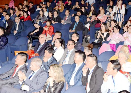当地政要和华侨华人共同观看“亲情中华”慰问演出。