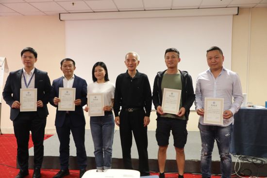 中国人民大学商学院孙茂竹教授（右三）为青年华商颁发结业证书。