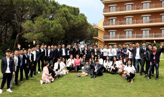 参加2019年MBA研修班的青年华商进行户外活动。