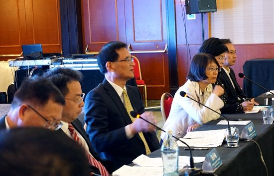 浙江省委常委、统战部部长熊建平在座谈会上讲话。（欧联社