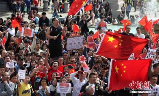 8月17日，旅居英国的华人华侨、中国留学生300多人自发聚集在伦敦市中心特拉法加广场、议会广场，与“乱港分子”组织的示威游行队伍对峙。人们挥舞中国国旗，高唱中国国歌，高喊“爱中国、爱香港”“反暴力、救香港”口号，声浪阵阵压过“乱港分子”阵营。图为华人华侨、留学生自发聚集的队伍现场一角。中新社记者