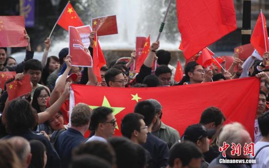 8月17日，旅居英国的华人华侨、中国留学生300多人自发聚集在伦敦市中心特拉法加广场、议会广场，与“乱港分子”组织的示威游行队伍对峙。人们挥舞中国国旗，高唱中国国歌，高喊“爱中国、爱香港”“反暴力、救香港”口号，声浪阵阵压过“乱港分子”阵营。图为集会现场五星红旗成片。中新社记者
