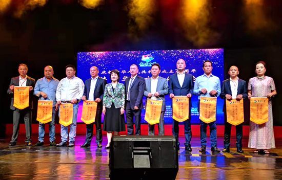 中国侨联文化交流部副部长邢砚庄为当期侨团颁赠锦旗。