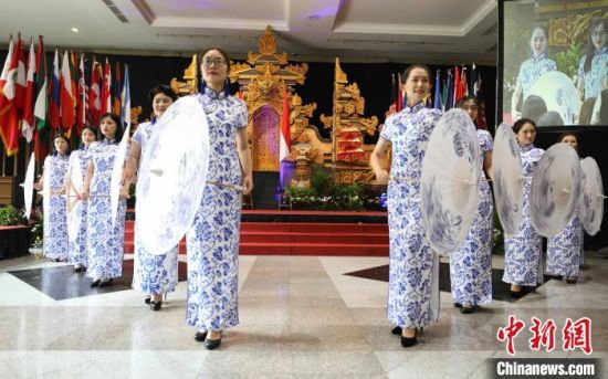 12月11日，由雅加达国际妇女俱乐部举办的第52届慈善义卖活动在印尼首都雅加达会议中心举行。林永传　摄