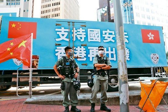 香港铜锣湾大型车辆宣传港版国安法，街头可见警察执勤。